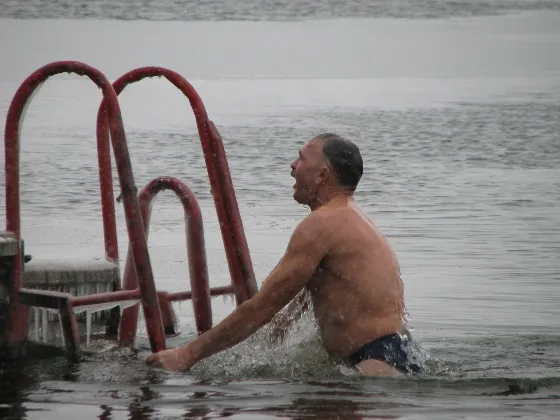 Рівняни на Водохреща святили воду та пірнали в ополонку — фото 5