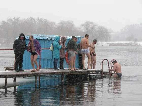 Рівняни на Водохреща святили воду та пірнали в ополонку — фото 6