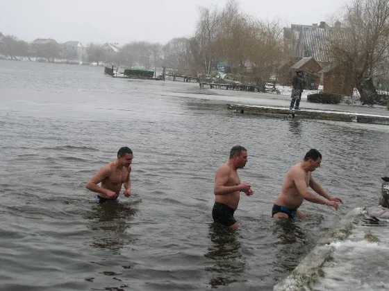 Рівняни на Водохреща святили воду та пірнали в ополонку — фото 7