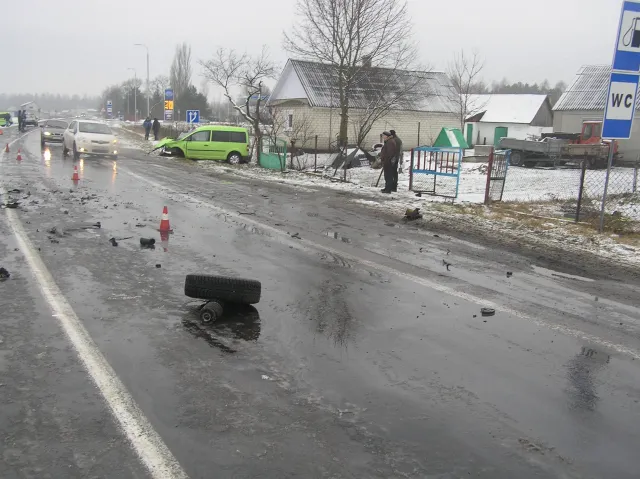 Лобове зіткнення «Фольксвагена» з фурою: пасажир помер на дорозі, водій в реанімації — фото 1