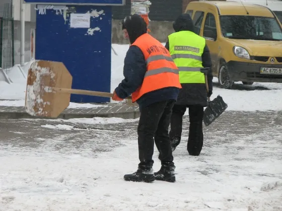 Як рівненські комунальники ведуть боротьбу з сніговими заметами — фото 4