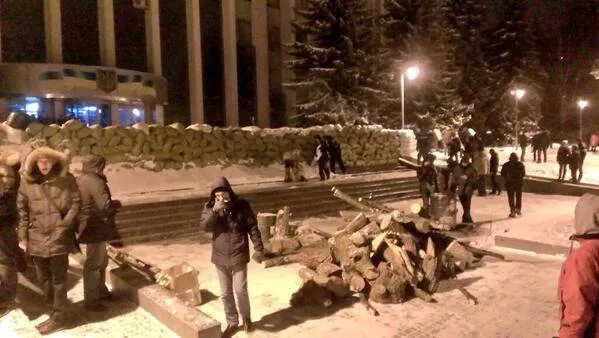 Барикади під Рівненською обласною державною адміністрацією (Фотозвіт) — фото 3