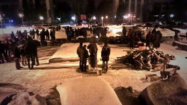Барикади під Рівненською обласною державною адміністрацією (Фотозвіт) — фото 4