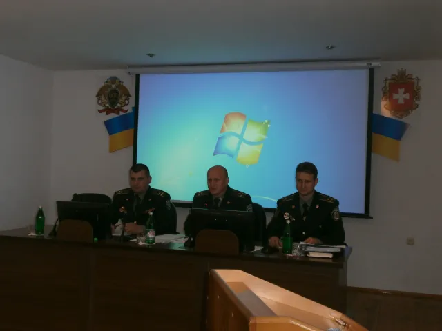 113 літрів алкоголю, 850 грам наркотиків та 282 мобільника не дійшли до зеків на Рівненщині — фото 1