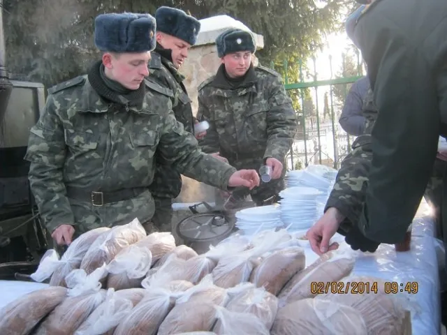 Рівненські чиновники на кладовищі згадали за ветеранів та поїли каші (Фоторепортаж) + (Відео) — фото 1