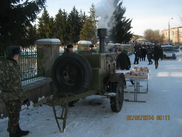 Рівненські чиновники на кладовищі згадали за ветеранів та поїли каші (Фоторепортаж) + (Відео) — фото 2