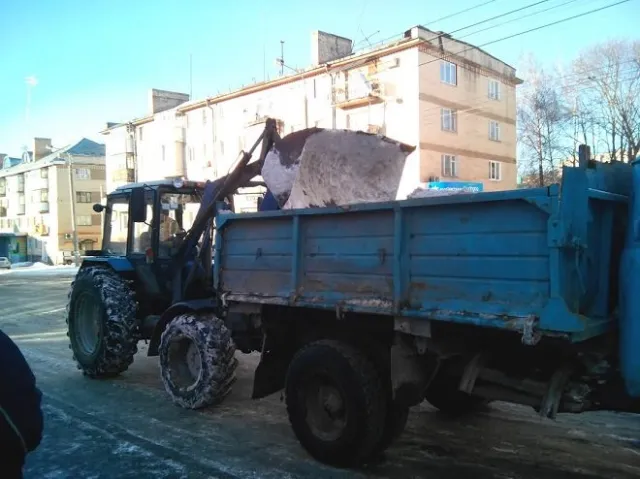 Комунальників «припахали» і вони прибирають сніг з вулиць Рівного (Фоторепортаж) — фото 1