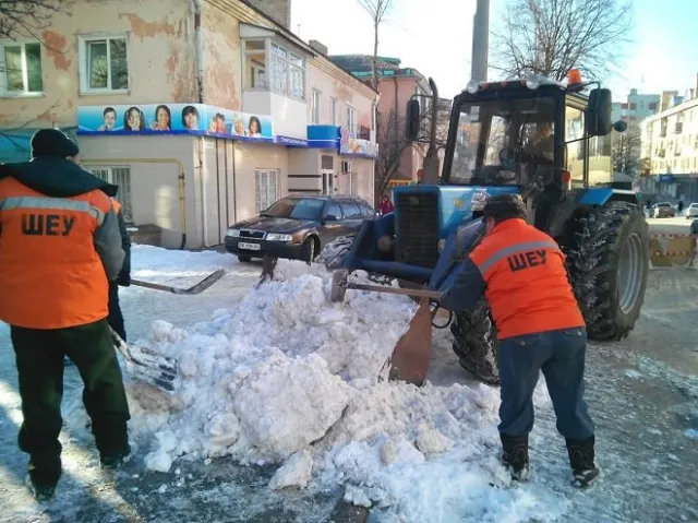 Комунальників «припахали» і вони прибирають сніг з вулиць Рівного (Фоторепортаж) — фото 2