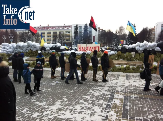 Барикади під  Рівненською ОДА не розбиратимуть (Фоторепортаж) — фото 1
