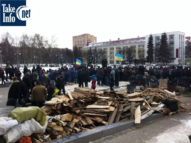 Барикади під  Рівненською ОДА не розбиратимуть (Фоторепортаж) — фото 3