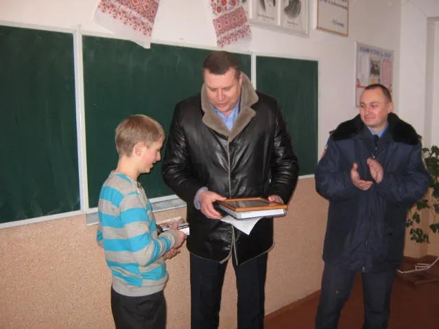 Школяр не дав здійснити крадіжку в сільраді і отримав за це мобільний та грамоту — фото 1