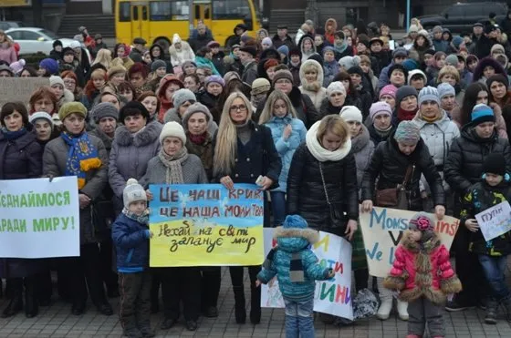 Рівненські мами зі своїми дітками вийшли на майдан Незалежності на акцію «Мами проти війни» (Фоторепортаж) — фото 3