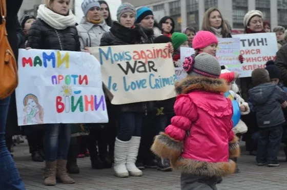 Рівненські мами зі своїми дітками вийшли на майдан Незалежності на акцію «Мами проти війни» (Фоторепортаж) — фото 7