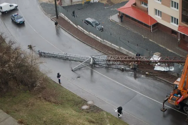 У Рівному уже вдруге впав один і той самий кран (Фоторепортаж) + (Відео) — фото 1