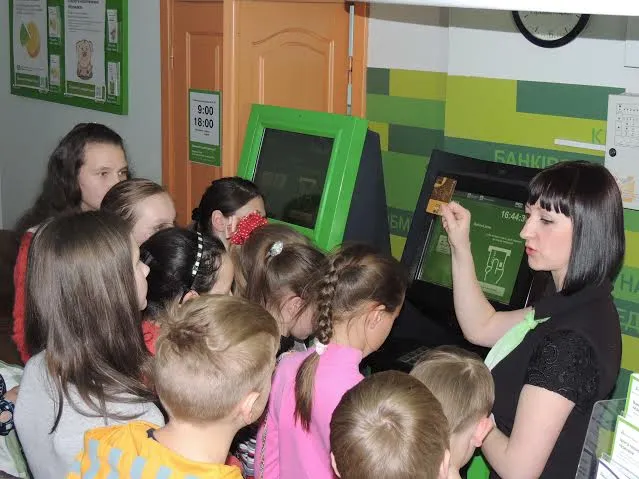 ПриватБанк відкрив свої двері для школярів Рівненщини (Фоторепортаж) — фото 1