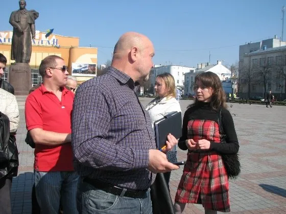 «Правий сектор» намагалися провести анонсовану вчора акцію демонтування білбордів «Українського вибору» (Фоторепортаж) — фото 1