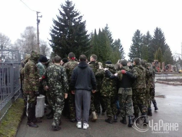 На похорон Сашка Білого Дмитро Ярош приїхав на кортежі Януковича (Фоторепортаж) — фото 2