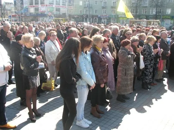 Вчора у Рівному згадували героїв «Небесної сотні»: цими днями виповнюється 40 днів з часу їхньої загибелі (Фото) + (Відео) — фото 3