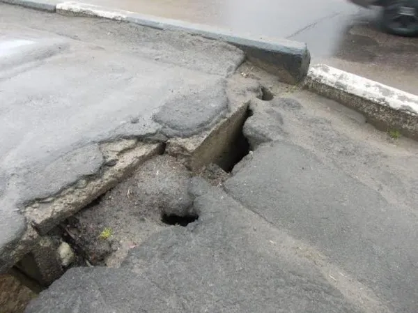 Рівняни вимагають відремонтувати міст на Бандери (Фото) — фото 2