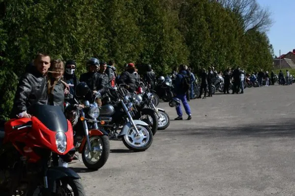 На відкриття мотосезону, до Рівного з'їхалися байкери зі всієї Західної України (Фоторепортаж) — фото 2