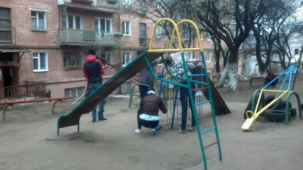 Жителі Рівно, власними силами відновлюють дитячі майданчики (Фоторепортаж) — фото 4