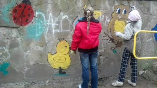 Жителі Рівно, власними силами відновлюють дитячі майданчики (Фоторепортаж) — фото 6