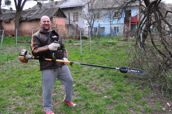 Жителі Рівно, власними силами відновлюють дитячі майданчики (Фоторепортаж) — фото 8