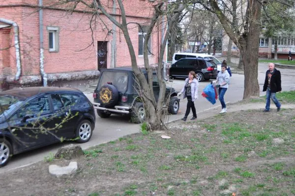 Жителі Рівно, власними силами відновлюють дитячі майданчики (Фоторепортаж) — фото 9
