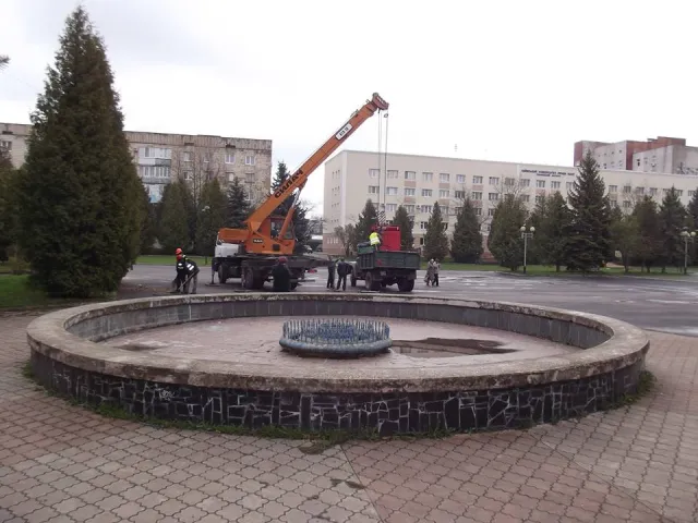 У Рівному нарешті демонтували скандальний кіоск — фото 1