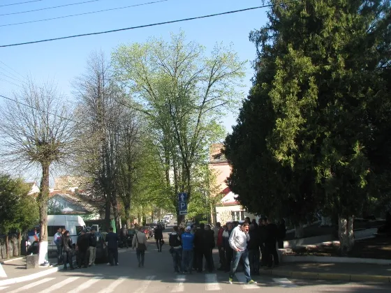 Близько двох сотень громадян, прийшли під будівлю Рівненського УМВСУ (Фото) — фото 4