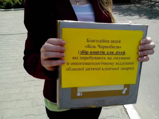 Діти з плакатами й під супровід гасел перекрили одну з вулиць Рівного (Фото) — фото 1