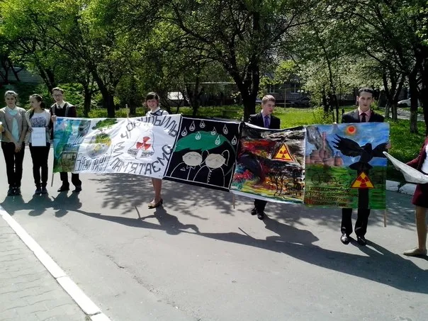 Діти з плакатами й під супровід гасел перекрили одну з вулиць Рівного (Фото) — фото 2