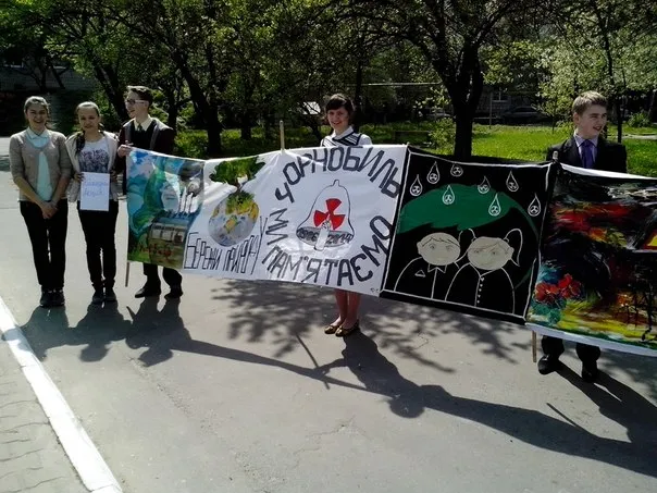 Діти з плакатами й під супровід гасел перекрили одну з вулиць Рівного (Фото) — фото 3