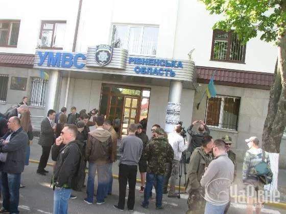 Біля управління рівненської обласної міліції, активісти влаштували концерт (Фоторепортаж) + (Відео) — фото 1
