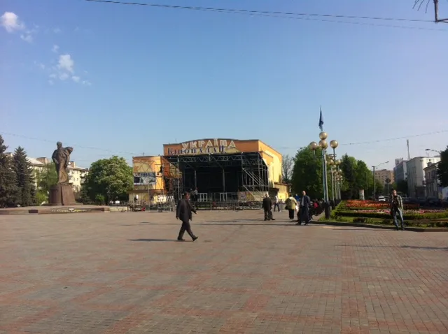 У центрі Рівного сьогодні зранку триває монтаж сцени — фото 1