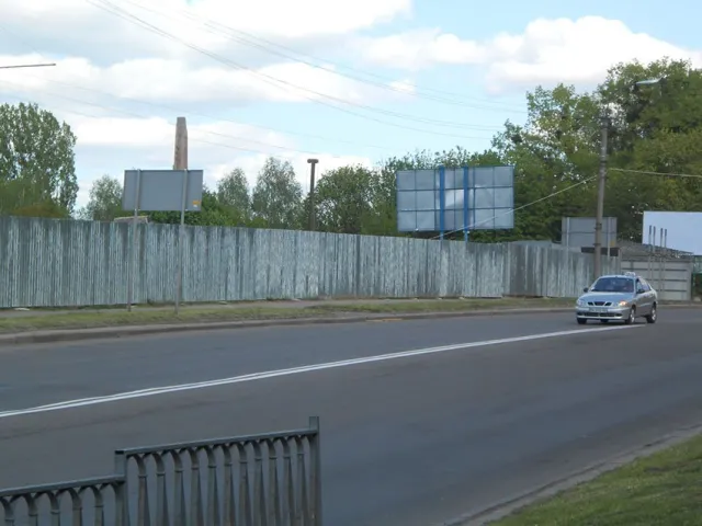 Паркан на Пагорбі Слави, який вчора знесли активісти, уже сьогодні майже відновлено (Фото) — фото 1