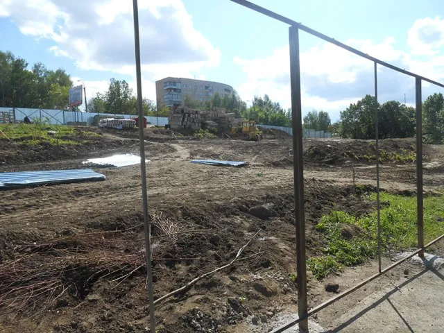 Паркан на Пагорбі Слави, який вчора знесли активісти, уже сьогодні майже відновлено (Фото) — фото 4