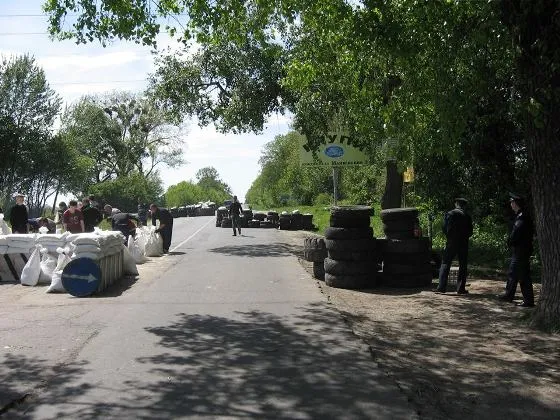 У Рівному, шинами та мішкамиг ороджують місто (Фото) — фото 1