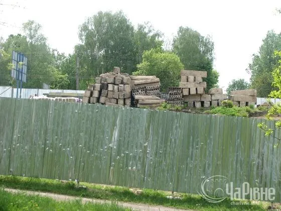 Тривають будівельні роботи на скандальній земельній дільниці паркової зони Пагорбу Слави (Фото) — фото 1