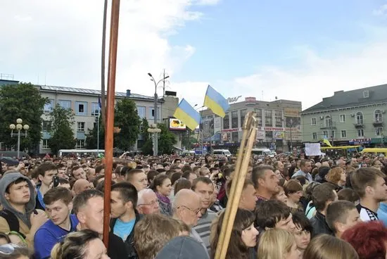 На зустріч з Олегом Ляшком, принесли косу та ціпа (Фото) — фото 1