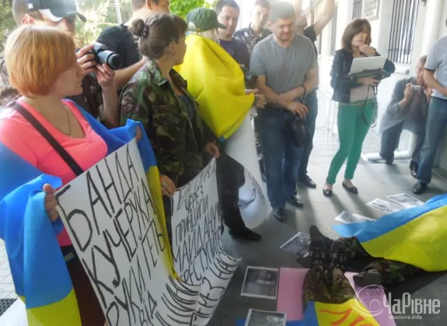 Сьогодні активістки Жіночої сотні  пікетували УМВСУ в Рівненській області (Фоторепортаж) — фото 1