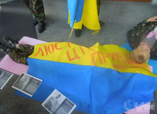 Сьогодні активістки Жіночої сотні  пікетували УМВСУ в Рівненській області (Фоторепортаж) — фото 3
