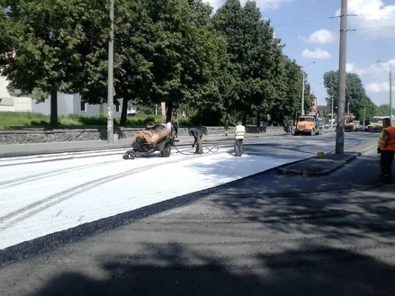 Рівняни радіють, що в місті ремонтують дороги (Фото) — фото 1
