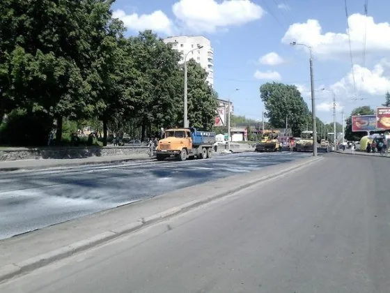 Рівняни радіють, що в місті ремонтують дороги (Фото) — фото 2