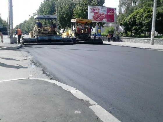 Рівняни радіють, що в місті ремонтують дороги (Фото) — фото 3