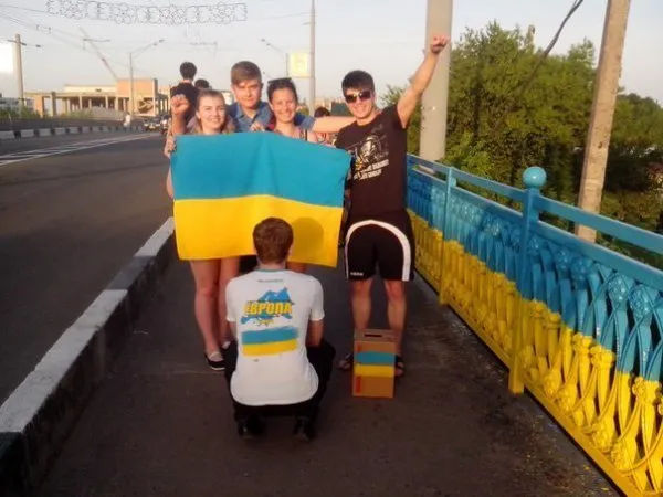 Активісти пофарбували центральний міст у Рівному у жовто-блакитні кольори (Фоторепортаж) — фото 2