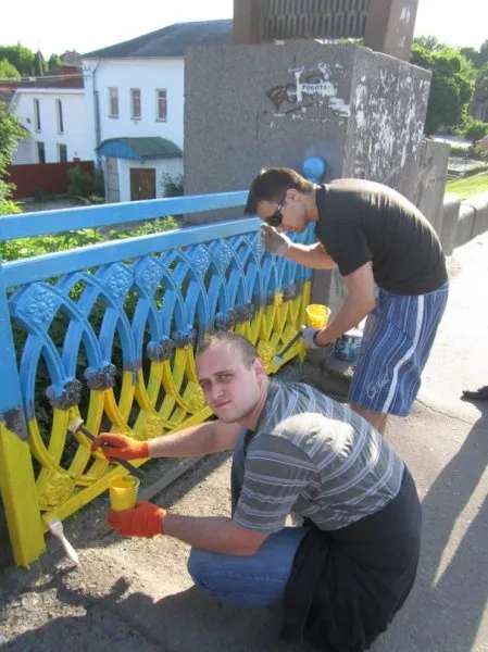 Активісти пофарбували центральний міст у Рівному у жовто-блакитні кольори (Фоторепортаж) — фото 4