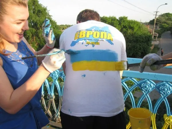 Активісти пофарбували центральний міст у Рівному у жовто-блакитні кольори (Фоторепортаж) — фото 6