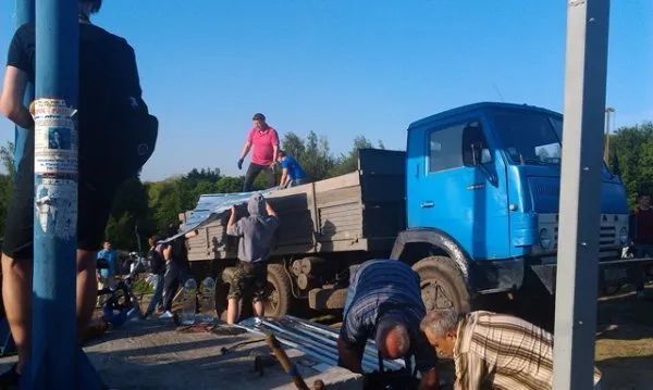 Близько сотні активних рівнян зібралися на толоку, на скандальному будівництві на Пагорбі Слави (Фоторепортаж) + (Відео) — фото 1