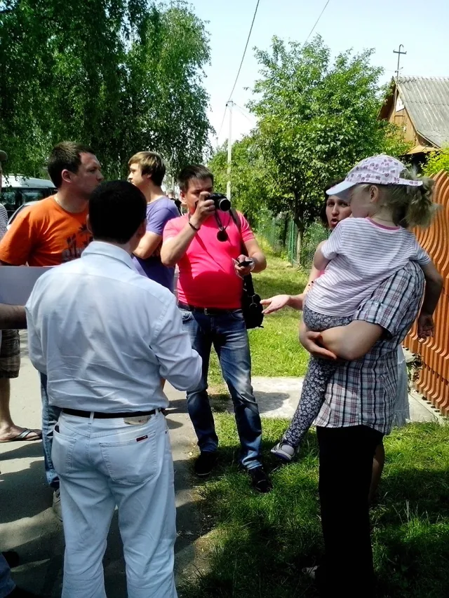 У Рівному виселяють сім’ю з малолітньою дитиною. Сусіди стоять живим «щитом» (Фото) — фото 3